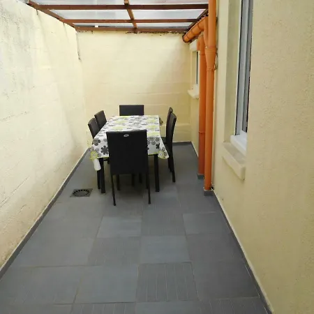 21 Rue Des Allies